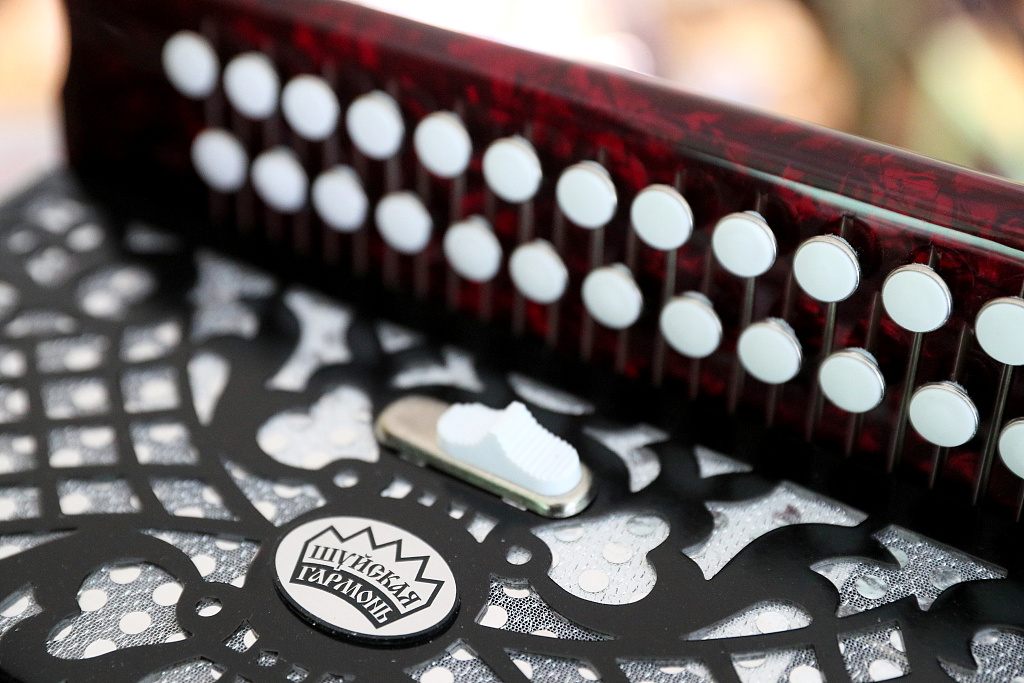 弦間木語 實拍俄羅斯古老樂器廠，聆聽工匠指尖傳承的百年回響